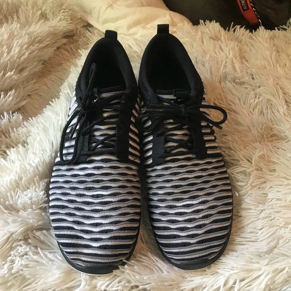 Nike Shoes - nike flyknit roshes